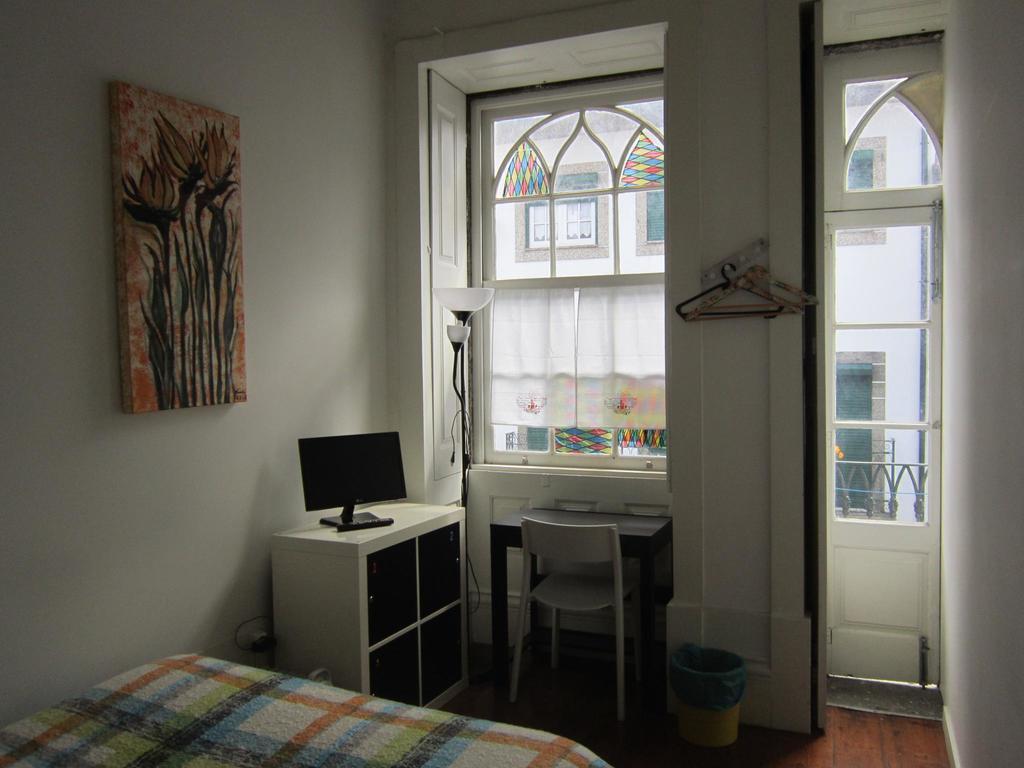 Quarto Duplo com Casa de Banho Partilhada e Varanda